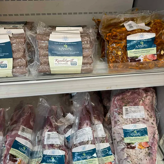 Kjøledisk med ulike kjøtprodukt frå Kandal, mellom anna grillpølse og marinerte stykningsdelar.